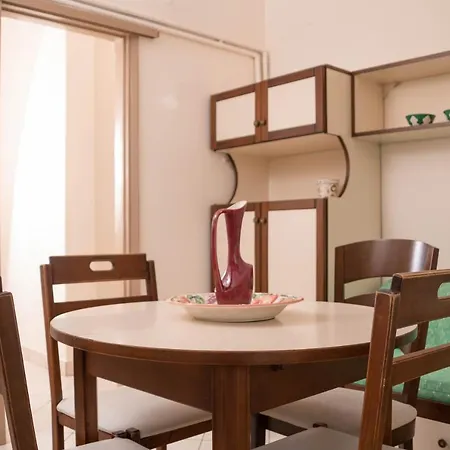 F & B Collection - Vintage Flat In The City Center شقة سالونيك